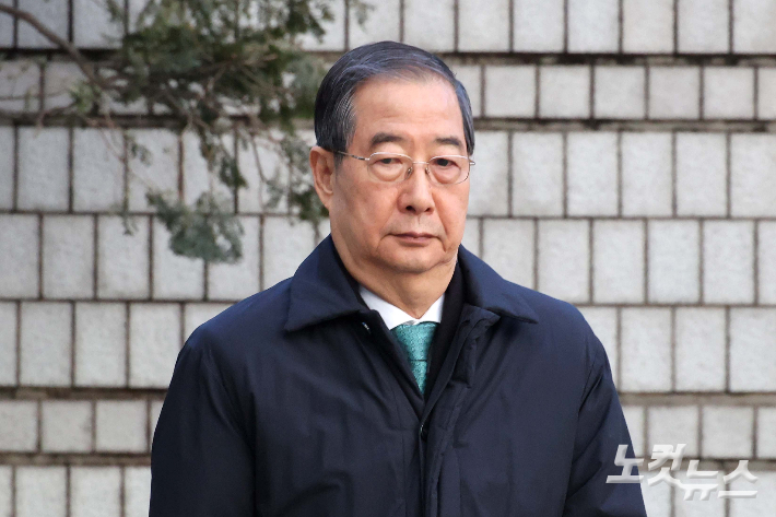 내란 우두머리 방조 혐의를 받는 한덕수 전 국무총리가 21일 서울중앙지법에서 열린 1심 선고 공판에 출석하기 위해 법정으로 향하고 있다. 박종민 기자