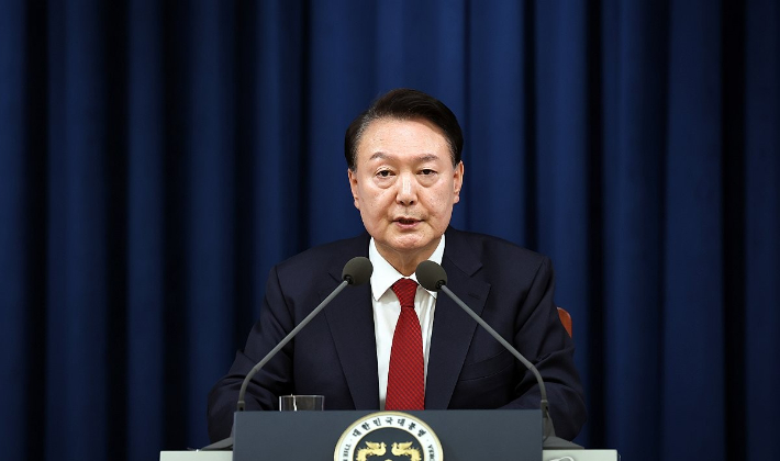 윤석열 전 대통령이 지난해 12월 3일 밤 서울 용산 대통령실 청사에서 긴급 대국민 특별 담화를 하고 있다. 대통령실 제공