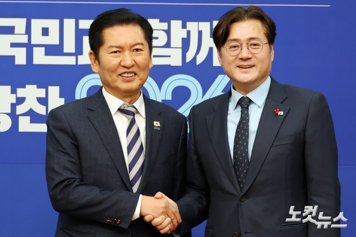 더불어민주당 정청래 대표가 21일 서울 여의도 국회에서 홍익표 신임 대통령실 정무수석을 접견하고 있다.