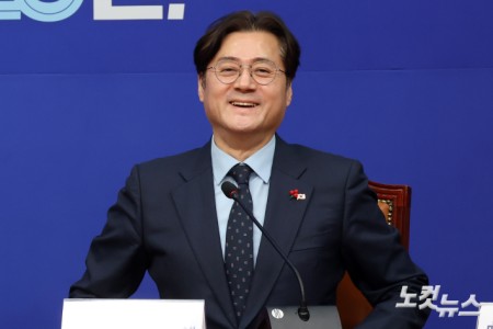 홍익표 신임 대통령실 정무수석이 21일 서울 여의도 국회를 찾아 더불어민주당 정청래 대표를 예방하며 환하게 웃고 있다.