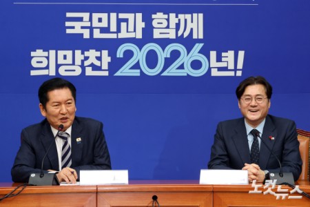 더불어민주당 정청래 대표가 21일 서울 여의도 국회를 찾은 홍익표 신임 대통령실 정무수석을 만나며 인사말을 하고 있다.