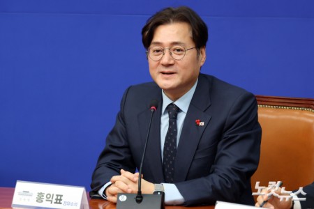 홍익표 신임 대통령실 정무수석이 21일 서울 여의도 국회를 찾아 더불어민주당 정청래 대표를 예방하며 인사말을 하고 있다.