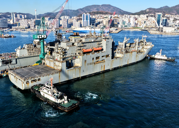 12일 정비를 받기 위해 HJ중공업 영도조선소에 입항한 미 해군 군수지원함 아멜리아 에어하트호. HJ 중공업 제공 