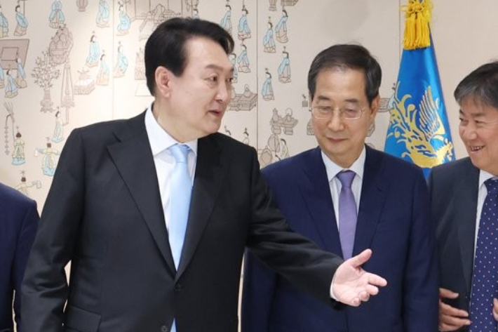 2022년 5월 21일 서울 용산 대통령실 청사에서 열린 임명장 수여식에서 윤석열 당시 대통령과 한덕수 국무총리가 기념촬영을 마친 뒤 환담장으로 향하고 있다. 연합뉴스