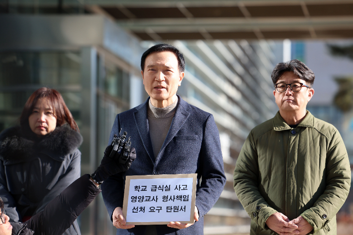 임태희 경기교육감이 21일 수원지검을 방문해 화성의 한 중학교 급식실에서 발생한 안전사고로 지난달 송치된 영양교사 사건을 선처해달라며 탄원서를 제출했다. 경기도교육청 제공