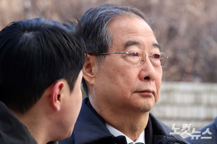 내란 우두머리 방조 혐의를 받는 한덕수 전 국무총리가 21일 서울중앙지법에서 열린 1심 선고 공판에 출석하기 위해 법정으로 향하고 있다. 박종민 기자