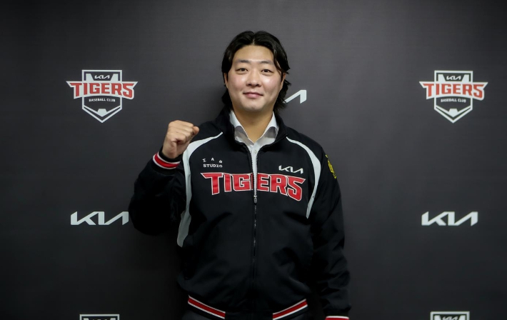 왼손 불펜 투수 김범수가 21일 광주 기아챔피언스필드에서 프로야구 KIA 타이거즈와 자유계약선수(FA) 계약을 맺은 뒤 포즈를 취하고 있다. KIA 타이거즈