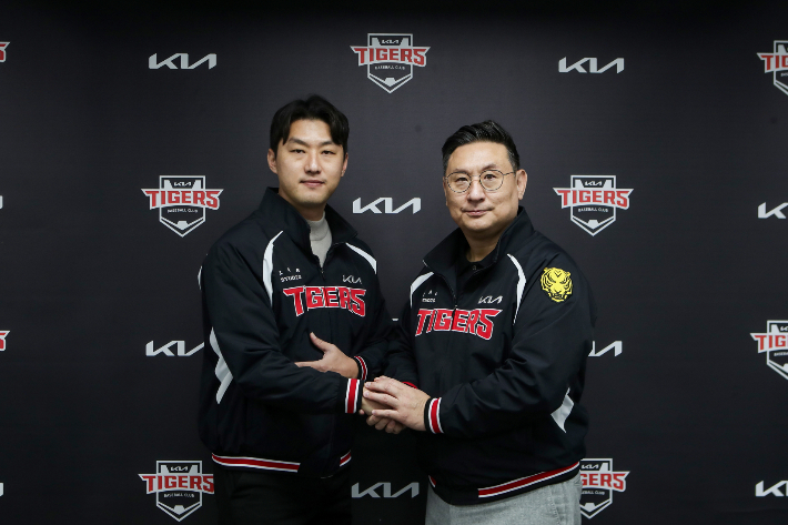 6년 만에 KIA로 복귀한 홍건희(왼쪽)와 심재학 단장. KIA 