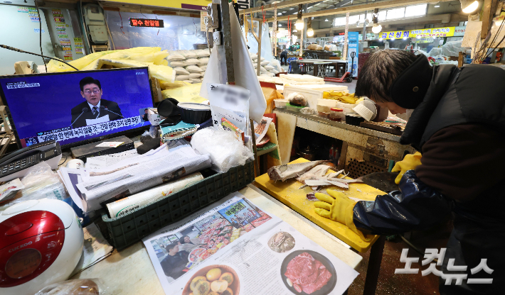 21일 오전 서울 서대문구 인왕시장의 한 가게에 이재명 대통령 신년 기자회견 방송이 나오고 있다. 류영주 기자