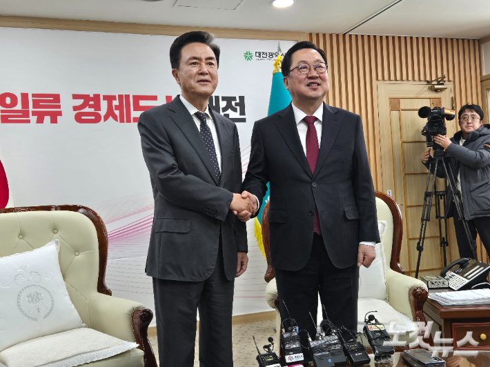 이장우 대전시장과 김태흠 충남지사가 21일 대전시청 접견실에서 만나 악수하고 있다. 고형석 기자
