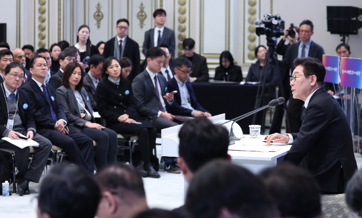 이재명 대통령이 21일 청와대 영빈관에서 신년기자회견을 하고 있다. 연합뉴스