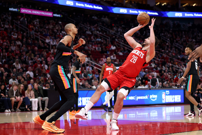 빅터 웸반야마(왼쪽)를 상대로 공격하는 알페렌 셍귄. 연합뉴스