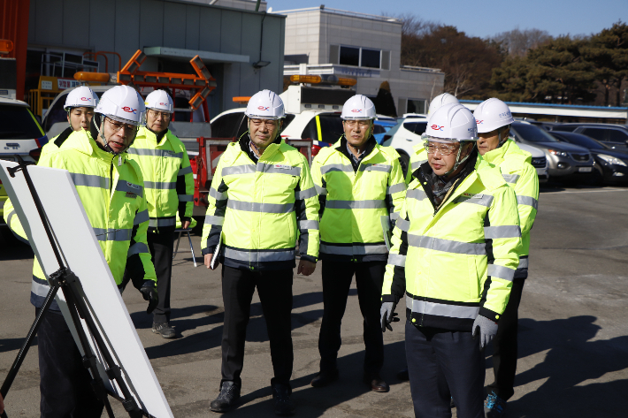 국토교통부가 한국도로공사 지역본부를 찾아, 겨울철 고속도로 안전대책을 점검하고 있다. 국토교통부 제공 