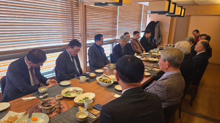 CBS 나이영 사장과 경남CBS 운영·진주이사회가 간담회를 하고 있다. 경남CBS 