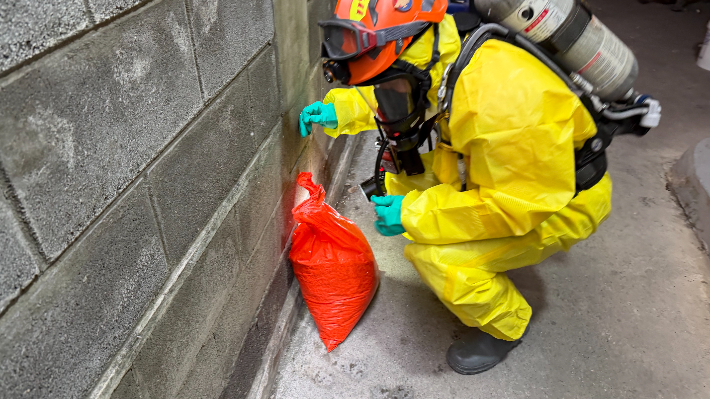 21일 오후 제주시 용담1동 자동차 베터리 취급 업체에서 황산이 유출돼 소방당국이 조치하고 있다. 제주소방안전본부 제공