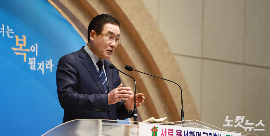 설교자로 나선 강희욱 목사(순복음만백성교회)가 '주는 것이 복되다'는 것을 강조하고 있다. 한세민 기자