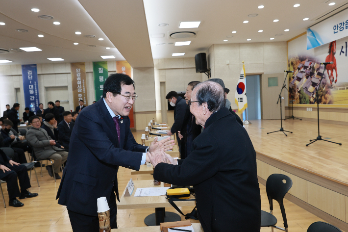주낙영 경주시장이 21일 북경주행정복지센터에서 열린 '2026년 시민과 함께 만드는 현장소통 한마당'에서 안강읍 주민들과 인사하고 있다. 경주시 제공