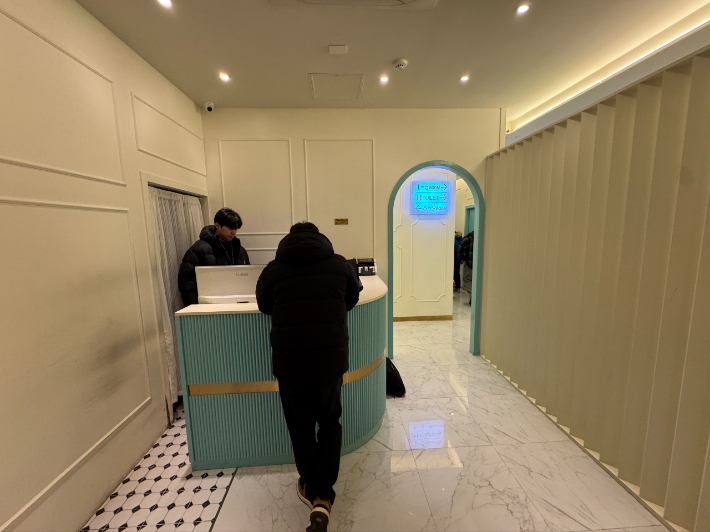 광주 광산경찰서 형사들이 불법 성매매 업소를 수색하고 있다. 광주 광산경찰서 제공