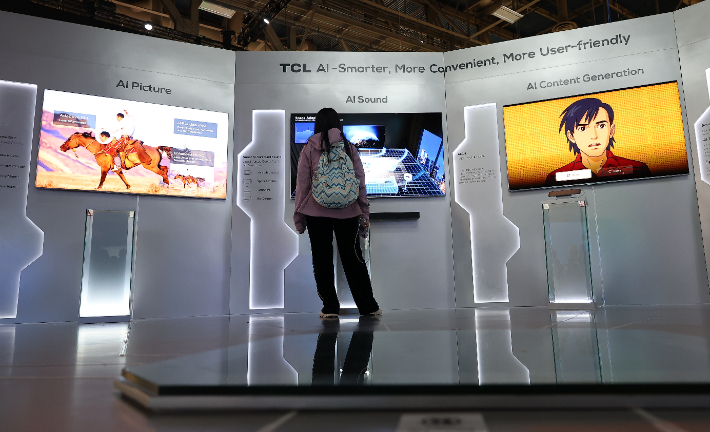 CES 개막일인 지난 6일(현지시간) 미국 네바다주 라스베이거스 컨벤션센터(LVCC)에 중국 전자제품 회사 TCL의 부스에 AI TV가 전시돼 있다. 연합뉴스