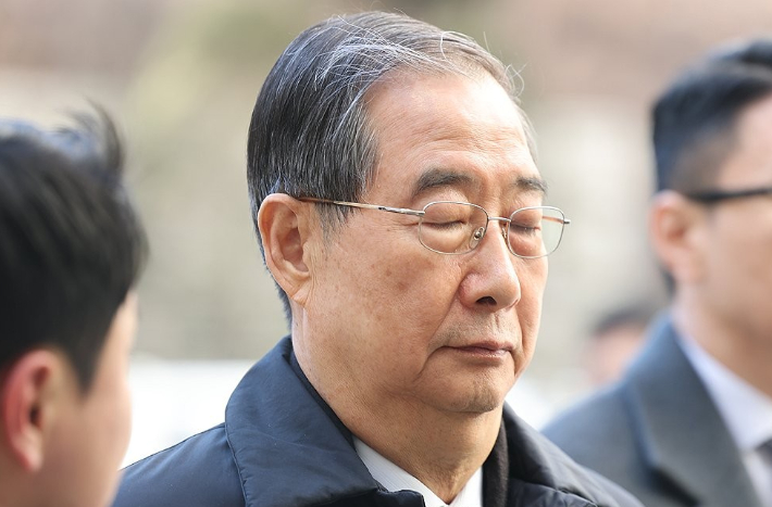 내란 우두머리 방조 혐의를 받는 한덕수 전 국무총리가 21일 서울중앙지법에서 열린 1심 선고 공판에 출석하고 있다. 연합뉴스