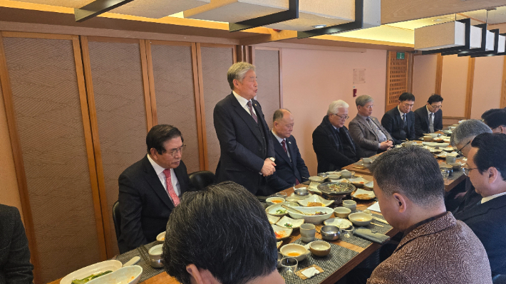 경남CBS 진주방송이사회 황성진 이사장이 마무리 기도를 하고 있다. 경남CBS 