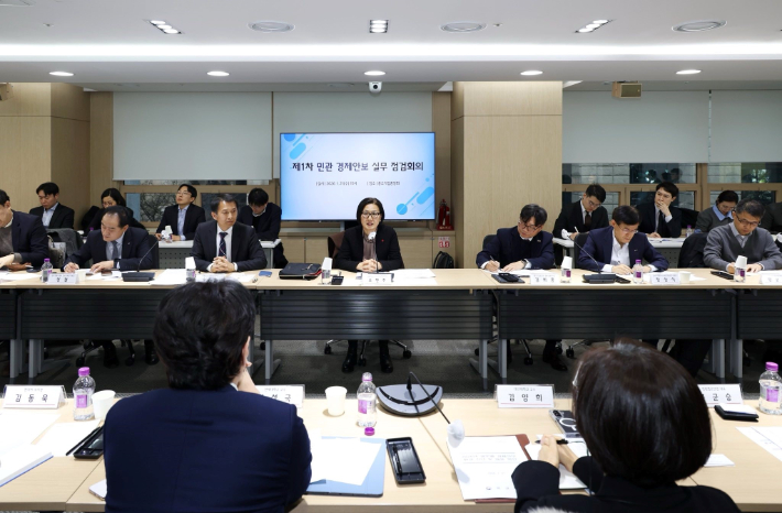 청와대 국가안보실 오현주 3차장이 21일 중소기업중앙회에서 열린 '민관 경제안보 실무 점검회의' 첫 회의를 주재하고 있다. 대통령실 제공