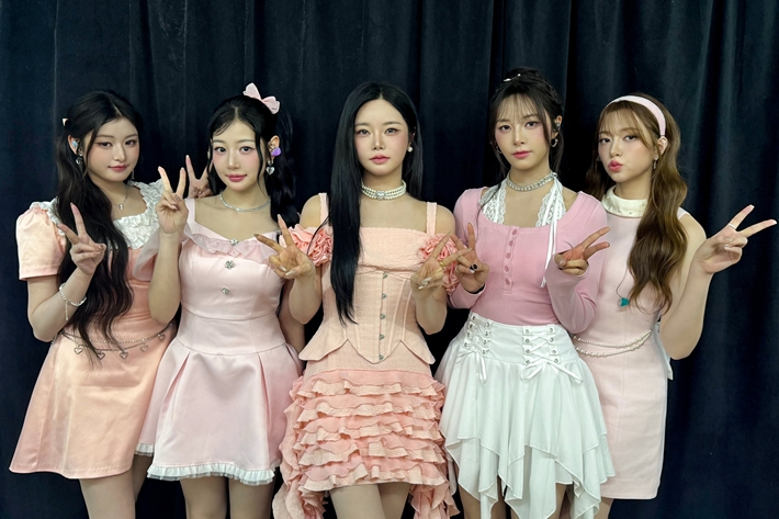 피프티피프티의 첫 힙합곡 '스키틀즈'가 미국 '미디어베이스 톱 40' 차트에서 38위를 기록했다. 피프티피프티 공식 트위터