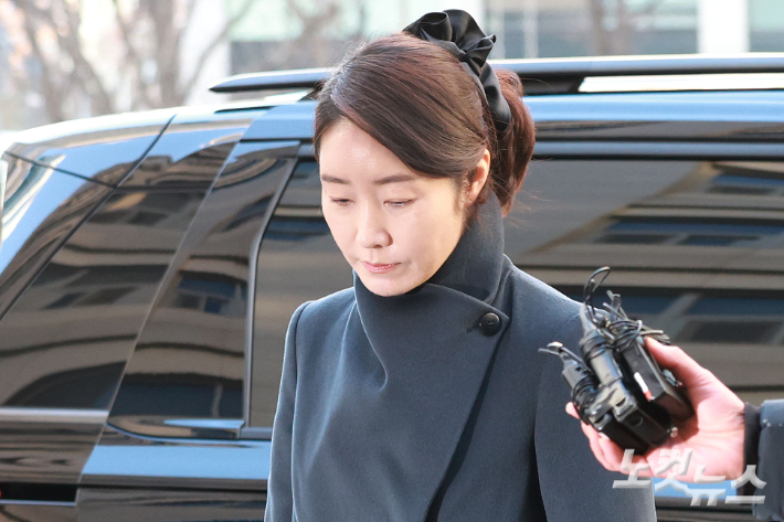 2022년 지방선거를 앞두고 공천헌금 1억 원을 수수한 혐의를 받는 강선우 무소속 의원이 20일 오전 서울 마포구 서울경찰청 공공범죄수사대로 출석하고 있다. 류영주 기자