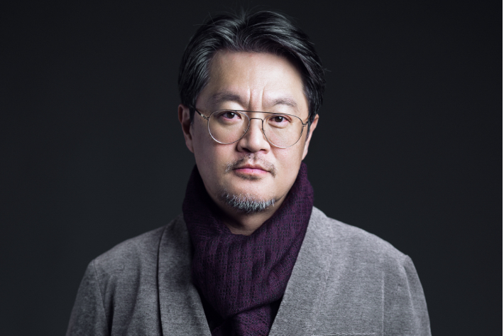 우민호 감독은 '마초 감독'이라는 이미지와 관련해 "사실 고양이 세 마리를 키우는 집사"라며 "극 중 뜨개질을 하는 여성들의 장면이 나오는데 그런 장면을 한 번도 찍어본 적이 없었다. 재미있게 나와서 '내가 이런 데 소질 있다'고 생각했다"고 웃었다. 월트디즈니 컴퍼니 코리아 제공