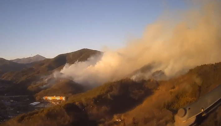 21일 오후 3시 31분께 전남 광양시 옥곡면에서 산불이 확산하고 있다. 전남소방본부 제공