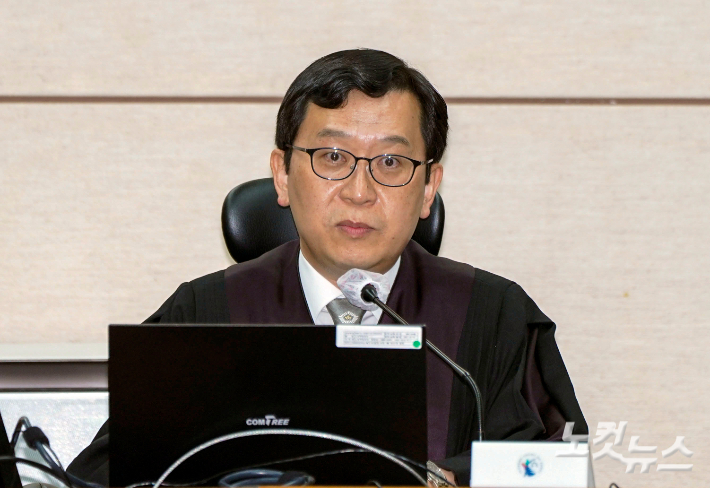 한덕수 전 국무총리의 '내란 우두머리 방조 혐의' 첫 공판이 열린 30일 서울 서초구 서울중앙지법에서 이진관 부장판사가 발언하고 있다. 사진공동취재단