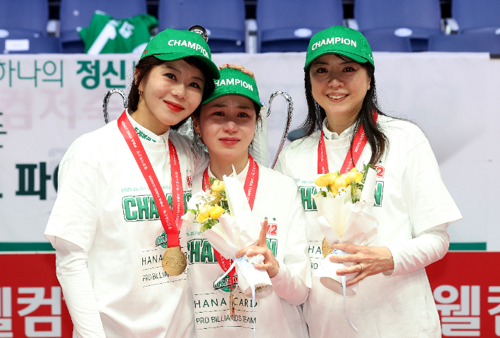 하나카드 김가영(왼쪽부터), 김진아, 사카이 아야코가 21일 팀 리그 파이널에서 최초의 2회 우승을 이룬 뒤 시상식에서 포즈를 취하고 있다. PBA 