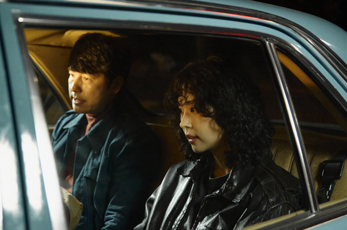 디즈니플러스(+) 시리즈 '메이드 인 코리아'는 1970년대 대한민국을 수익모델로 삼아 부와 권력의 정점에 오르려는 중앙정보부 과장 백기태(현빈)와 그를 벼랑 끝까지 추적하는 검사 장건영(정우성)의 치열한 대립을 그린다. 월트디즈니 컴퍼니 코리아 제공월트디즈니 컴퍼니 코리아 제공