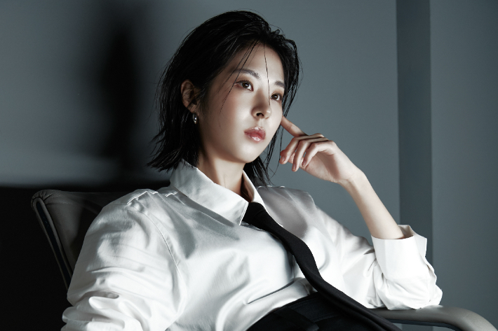 데뷔 10주년을 맞은 서은수는 자신의 20대에 대해 "현장에서 사람들의 눈도 잘 못 보는 겁쟁이였다"며 "스스로에게 주눅 들어 있었는데 이번 작품을 하면서 많이 배웠고 빠져 있었다. 10년 전보다 성장한 지금의 제가 더 좋다"고 밝혔다. 월트디즈니 컴퍼니 코리아 제공