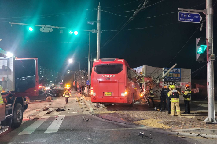 지난 21일 오후 8시 8분쯤 강원 원주시 반곡동 국립과학수사연구원 사거리에서 버스와 승용차간 충돌 사고가 발생했다. 강원소방본부 제공
