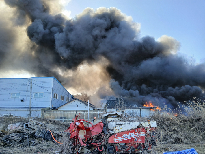 21일 오전 11시 6분쯤 경북 의성군 구천면의 한 농기계 자재창고에서 불이 났다. 경북소방본부 제공