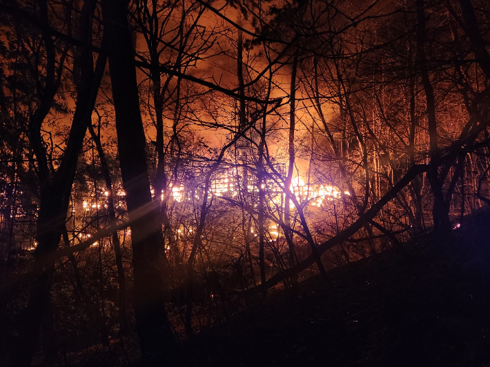 21일 부산 기장군 기장읍의 한 타일 제조 공장에서 불이 나 인근 야산으로 번지고 있다.  부산소방재난본부 제공 