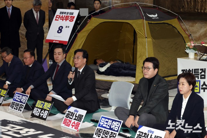 국민의힘 송언석 원내대표가 22일 서울 여의도 국회 로텐더홀 농성장에서 열린 최고위원회의에서 발언을 하고 있다. (뒤로 여당에 통일교·공천헌금 