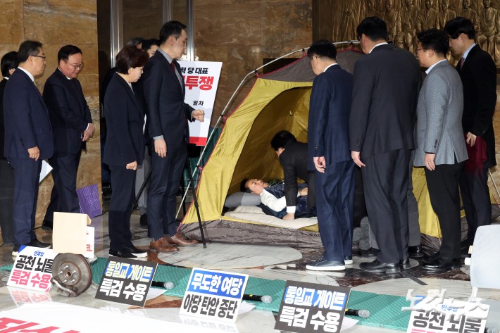국민의힘 송언석 원내대표가 22일 서울 여의도 국회 로텐더홀 농성장에서 열리는 최고위원회의에서 앞서 단식 농성 8일차를 맞은 장동혁 대표와 대화를 하고 있다.
