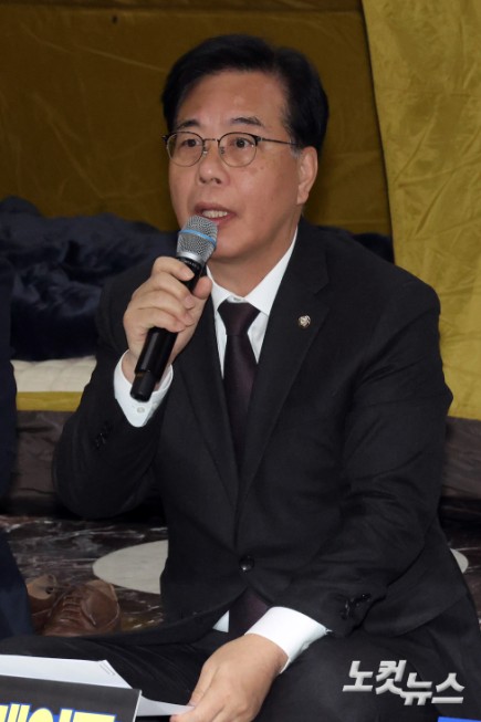 국민의힘 송언석 원내대표가 22일 서울 여의도 국회 로텐더홀 농성장에서 열린 최고위원회의에서 발언을 하고 있다.