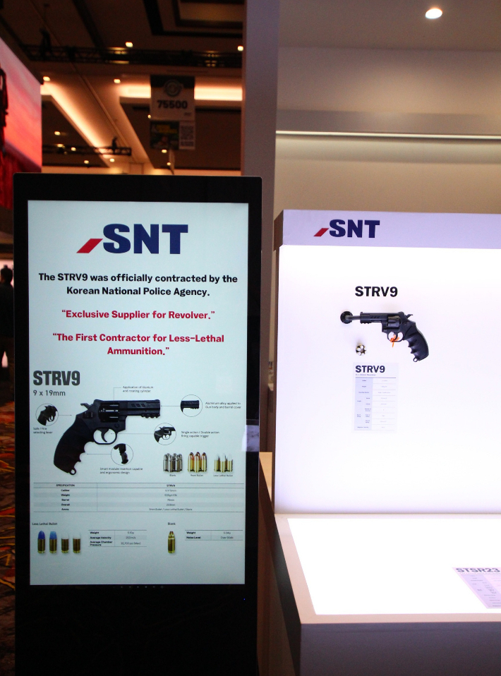 미국 Shot Show 2026 전시회 부스 내 저위험권총 및 저위험탄 전시 모습. SNT모티브 제공