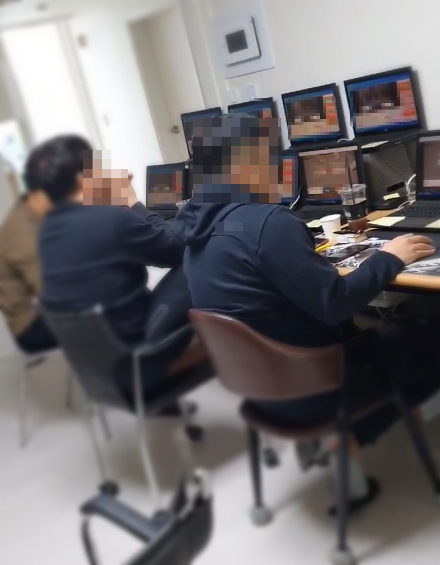 불법 도박 조직 일당이 도박사이트에서 게임을 하는 모습. 부산경찰청 제공