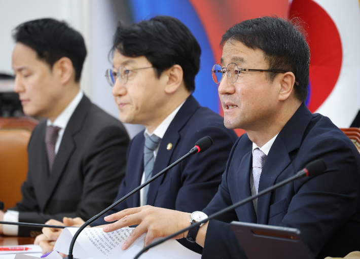 더불어민주당 한병도 원내대표가 22일 국회에서 열린 정책조정회의에서 발언하고 있다. 연합뉴스