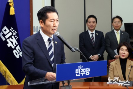 더불어민주당 정청래 대표가 22일 서울 여의도 국회에서 긴급기자회견을 열고 조국혁신당에 합당 제안을 하고 있다.