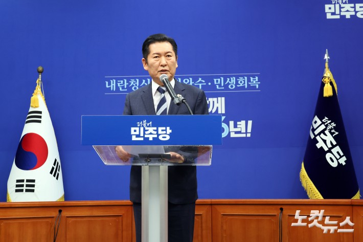 더불어민주당 정청래 대표가 22일 서울 여의도 국회에서 긴급기자회견을 열고 조국혁신당에 합당 제안을 하고 있다.