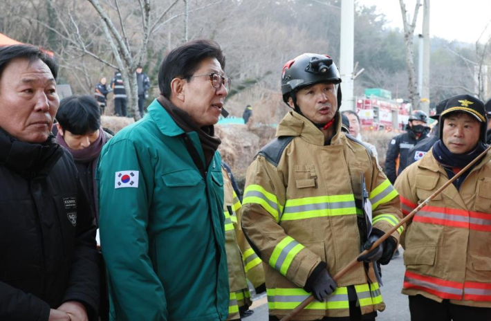 박형준 시장이 22일 오전 기장군 산불 진화 현장을 찾아 신속한 진화를 주문했다. 부산시 제공
