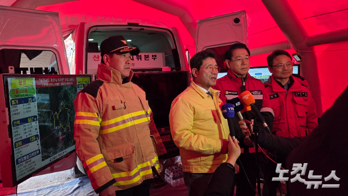산불 화재 대응 현장에서 정인화 광양시장이 브리핑을 하고 있다. 박사라 기자 