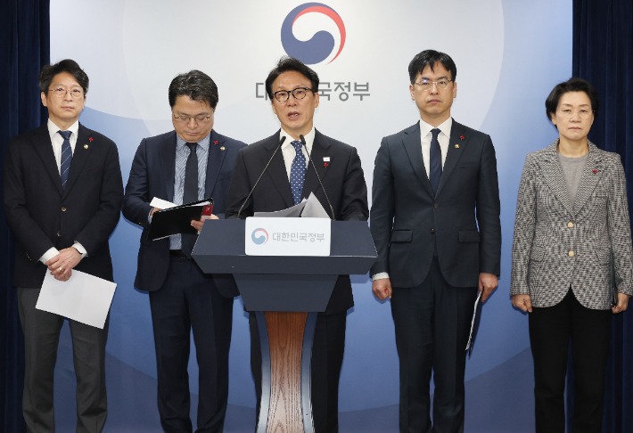 김민석 국무총리가 16일 서울 종로구 정부서울청사에서 행정통합 인센티브와 관련해 브리핑을 하고 있다. 연합뉴스