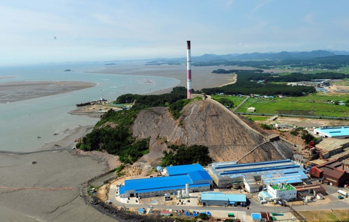 생태복원이 추진 중인 서천 옛 장항제련소 굴뚝. 충남도 제공
