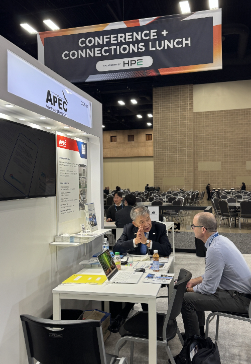 미국 바이어가 협력기업 부스를 방문해 상담을 받고 있다. 한수원 제공